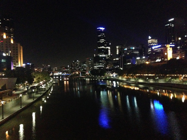 雅拉河（Yarra River）两岸的墨尔本城区